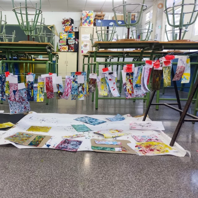 Taller de papel marmolado
Aula de plástica con nuestros alumnos
IES MEDITERRÁNEO